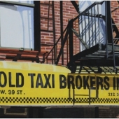 Immeuble en briques et échoppe de taxi